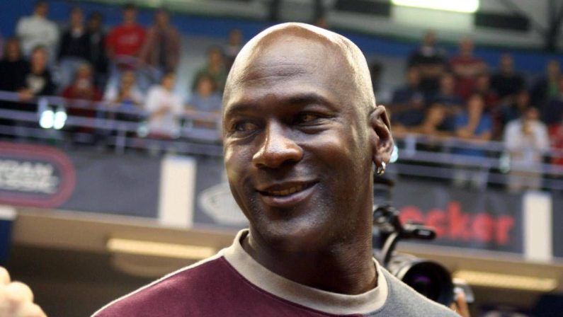 Nba, la canotta indossata da Jordan in Gara-3 delle Finals ’98 venduta all’asta per 12,3 milioni