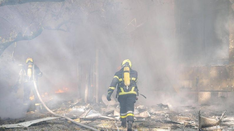 Guerra in Ucraina, missili russi nella notte su Kiev: “Almeno due morti”