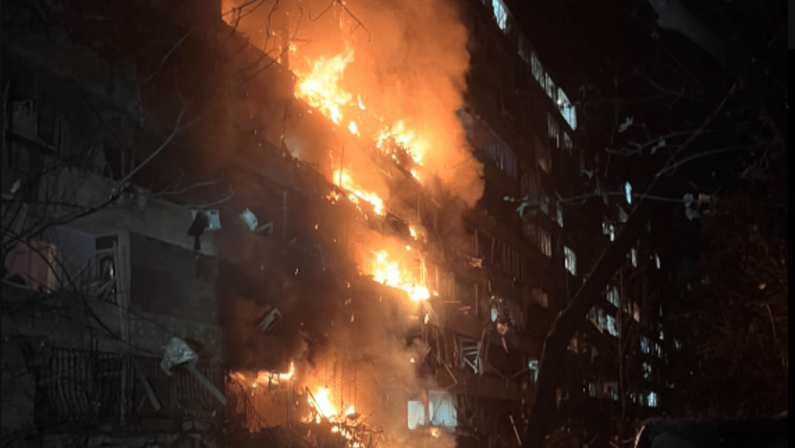 Guerra Russia-Ucraina, attacco su Kiev: “Almeno 3 morti e 22 feriti”. Droni verso Mosca: temporaneamente chiusi gli aeroporti