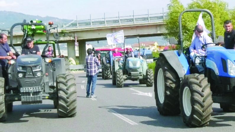 Lamezia, protesta degli agricoltori: I trattori sfiorano l’aeroporto