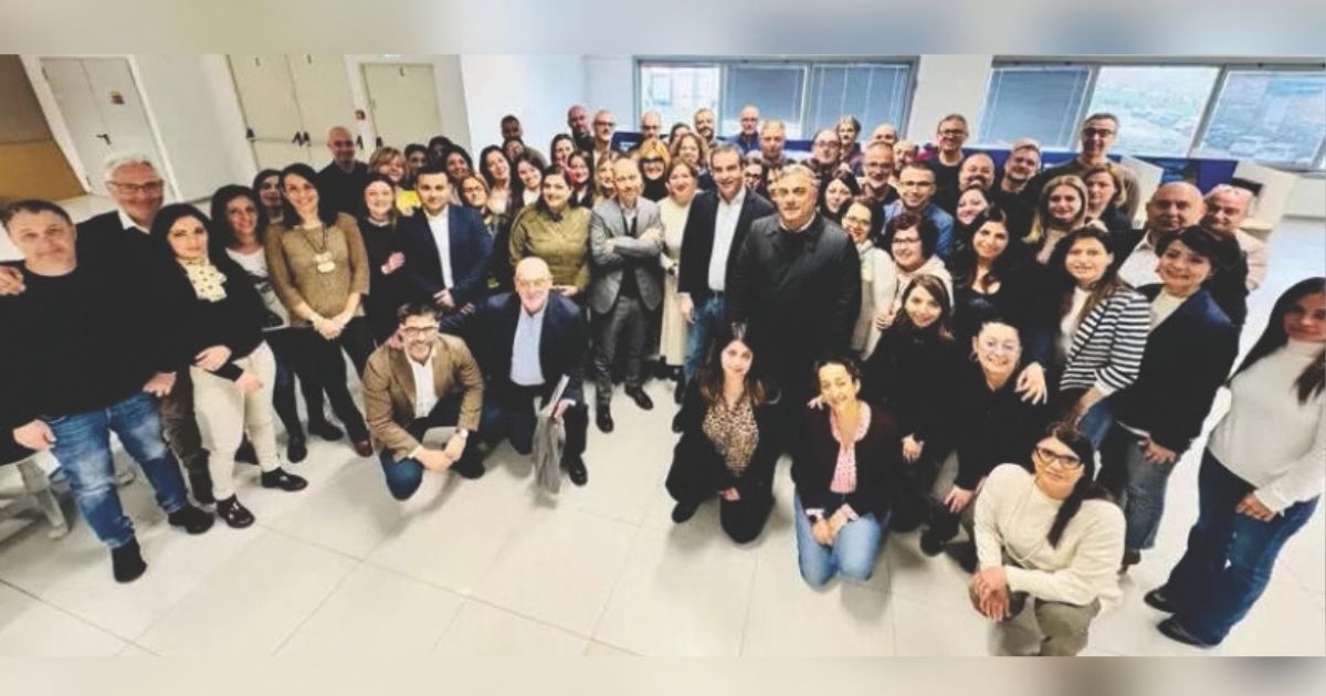 https://www.quotidianodelsud.it/wp-content/uploads/2026/10/lavoratori-konecta.jpg