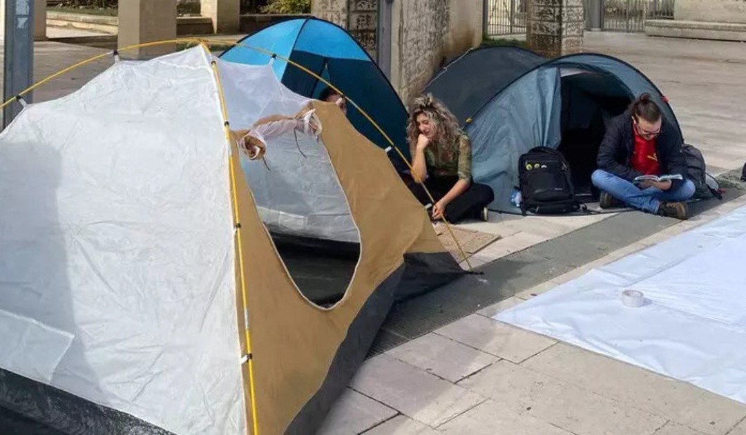 Lecce, protesta degli studenti contro caro affitti ed emergenza abitativa