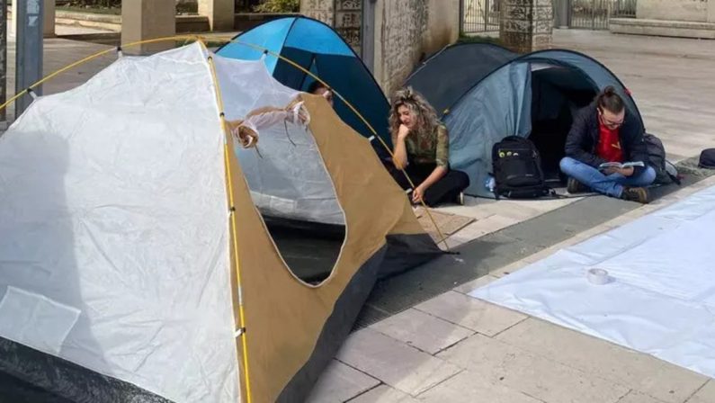 Lecce, protesta degli studenti contro caro affitti ed emergenza abitativa