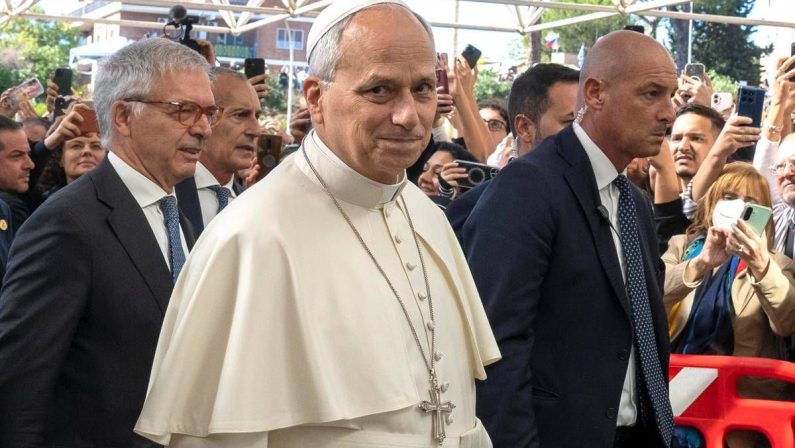 Papa Leone XIV operato per un tumore maligno al polmone: “Notte tranquilla al Gemelli”