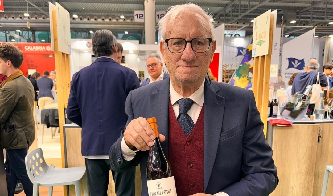 Luigi Viola con una bottiglia di Raspato