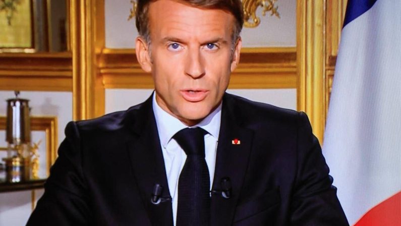 Scontri in Francia, Macron: “Proviamo rabbia, nulla giustifica la violenza. Chi ha distrutto dovrà pagare”