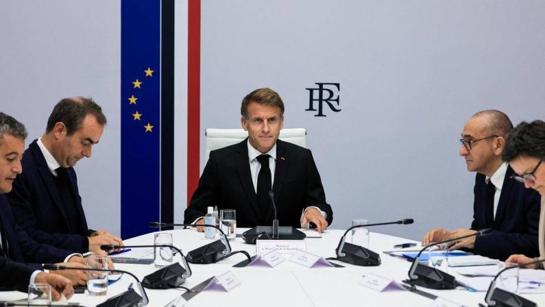 Francia, ministro Interno: “Polizia ha perso il controllo delle proteste”. Macron respinge le dimissioni