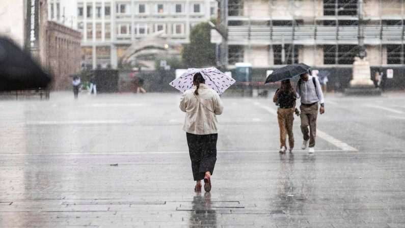 Maltempo, scuole chiuse e allerta meteo arancione e gialla per temporali sabato 10 ottobre: le regioni a rischio