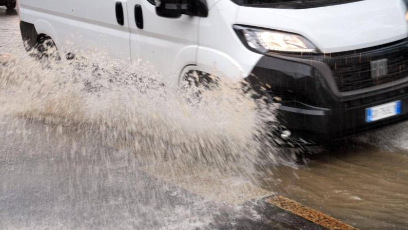 Nubifragio su Roma, strade allagate e traffico in tilt: giornata da incubo