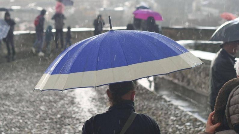 Meteo, ancora maltempo con temporali e piogge intense al Centro-Sud: da domenica torna il sole