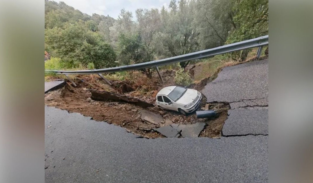 Maltempo nel Reggino, voragine inghiotte auto