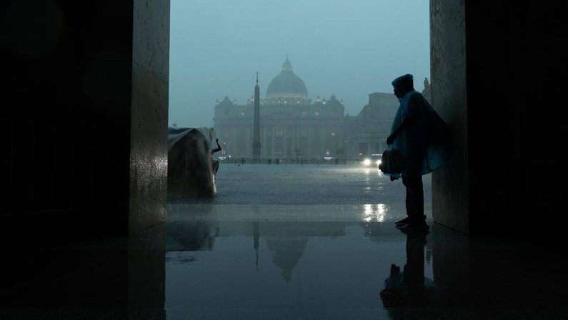 Maltempo, perturbazione in transito sull’Italia: piogge e venti, prima neve e temperature in calo