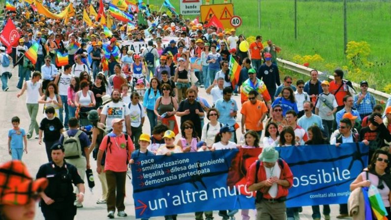 Altamura, in 5mila alla marcia per la pace: «La Murgia non è zona di guerra»