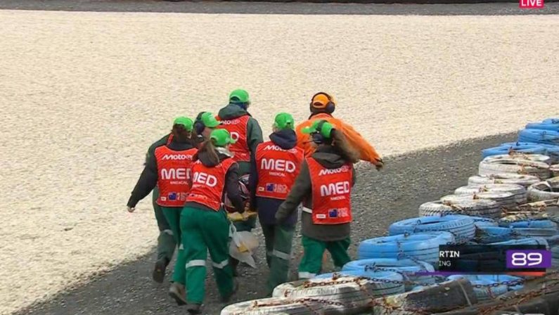 MotoGp, Martin cade e in pista entra la barella: cos’è successo