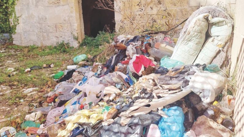 Matera, Antichi Rioni pieni di turisti, ma anche rifiuti a cielo aperto