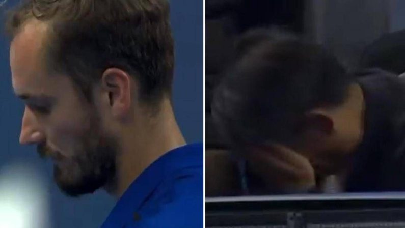 Medvedev colpisce uno spettatore: squalificato. Djokovic in finale a Pechino