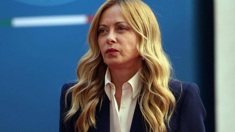 Crisi, Meloni: “Non firmo decreto per dare ora un miliardo di euro ai magistrati. La mia priorità sono le fasce deboli”