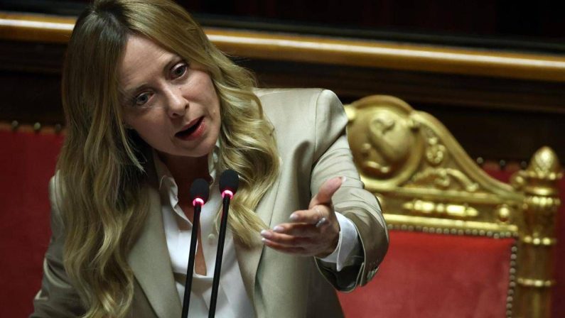 Meloni, pressing sull’Ue per l’energia e critica a Trump: “Rischiosa intesa su gasolio russo”