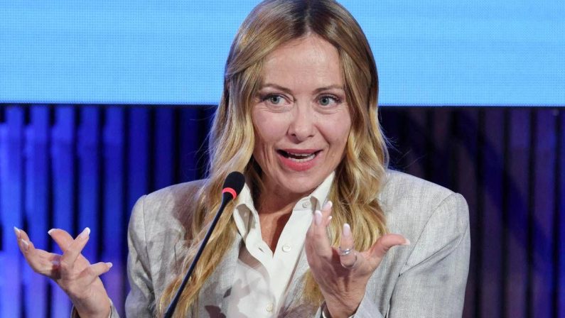 Energia, Meloni: “Stanziati oltre 60 miliardi per proteggere gli italiani dai rincari, riproporrò questione flessibilità al Consiglio europeo”