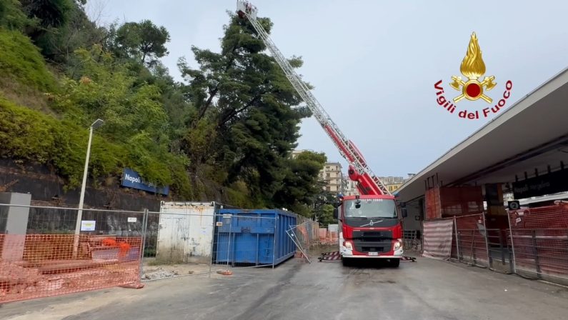 Ondata di maltempo nel Napoletano, frana a Mergellina. In 2 giorni 150 interventi dei Vigili del fuoco