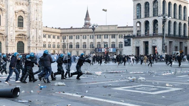 Guerriglia a Milano, Gip dopo gli scontri: “Social possibile detonatore esponenziale di violenza”