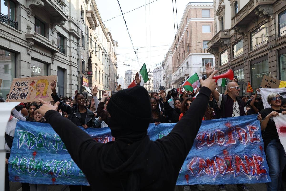 https://www.quotidianodelsud.it/wp-content/uploads/2026/10/milano-corteo-ipa.jpeg