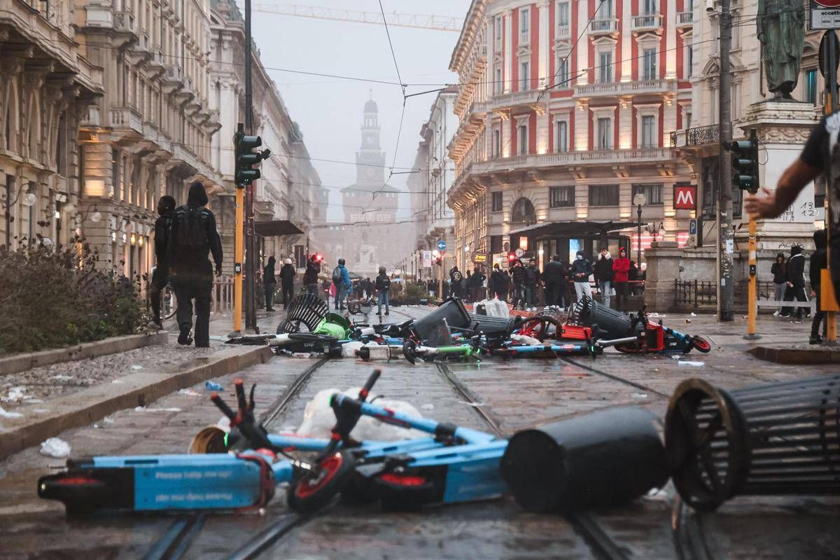https://www.quotidianodelsud.it/wp-content/uploads/2026/10/milano-guerriglia-ipa-1.jpeg