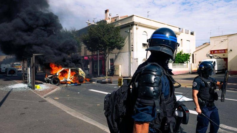 Infiamma la protesta degli studenti in Francia: incendio in una scuola a Metz, fermato 15enne per aggressione