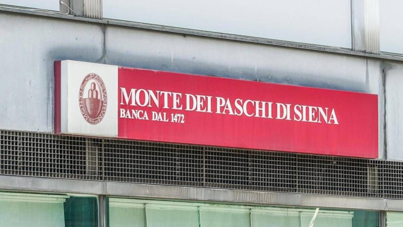 Mps, dal cda no al rilancio di Intesa: “Premio resta inferiore alla media”