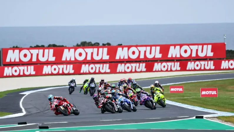 In Australia gara posticipata per scarsa visibilità, annullate Moto2 e Moto3