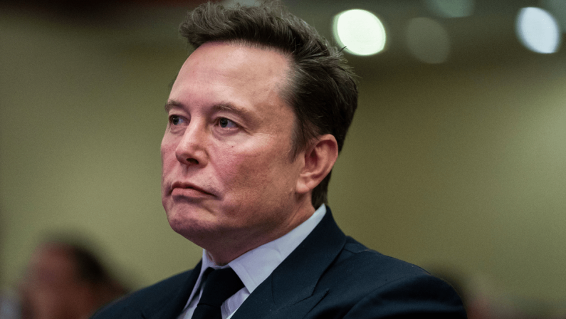 Ucraina, Musk spegne Starlink e ferma i droni di Kiev: “Decisione di Trump”