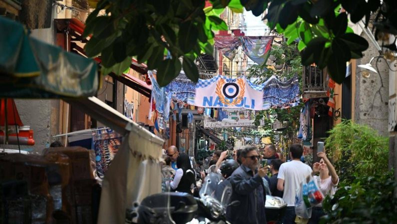 Sindaco francese dice no ai panni stesi: “Qui non siamo a Napoli”. La risposta dell’assessore Puca: “Ci dispiace per voi”