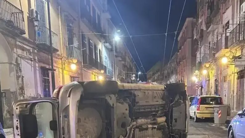 Napoli, auto rubata si ribalta e occupanti fuggono: Nell’abitacolo sangue e una bomba