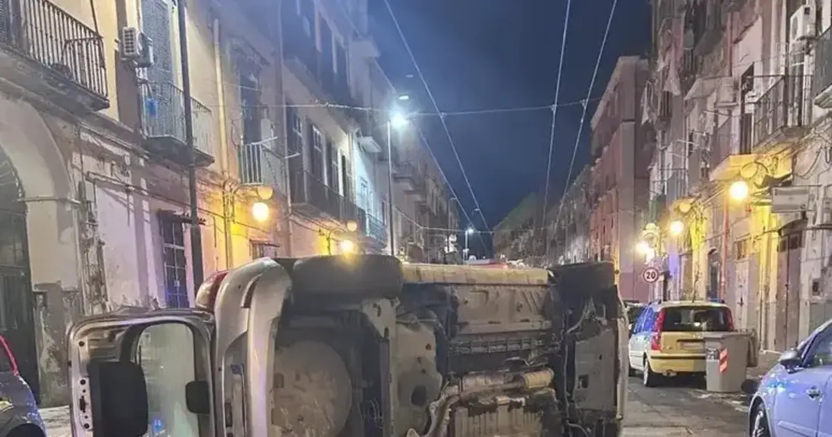 https://www.quotidianodelsud.it/wp-content/uploads/2026/10/napoli-auto-si-ribalta-con-bomba-dentro.jpg