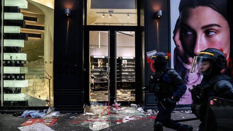 Cosmetici, smartphone e abiti firmati: il bottino dei saccheggi in vendita su Vinted