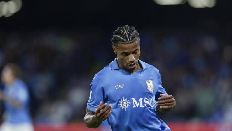 Napoli, lesione muscolare per Neres: gli azzurri perdono il brasiliano fino alla sosta