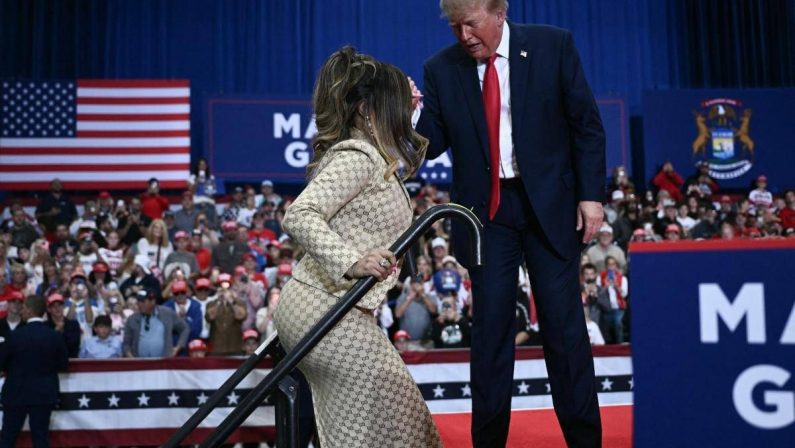 Donald Trump senza freni in Michigan, sul palco del comizio con lui Nicki Minaj: “Ha un lato B spettacolare”