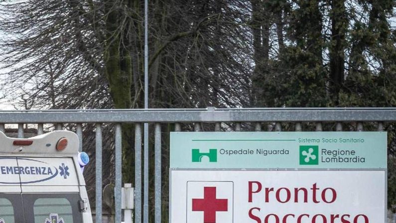 Trovato neonato abbandonato in un sacchetto della spesa a Cinisello, trasportato in codice rosso in ospedale