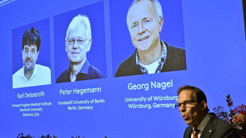 Il Premio Nobel per la Medicina 2026 a Deisseroth, Hegemann e Nagel