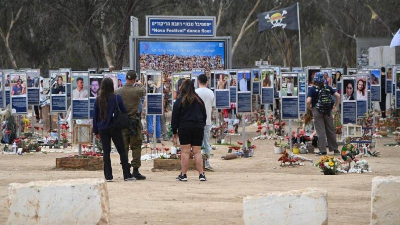 Israele, i due volti del 7 ottobre: sopravvissuti e familiari si riuniscono il giorno del massacro, il governo il 5