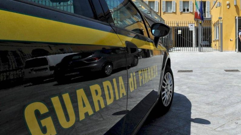 Scoperta maxifrode nel commercio delle materie plastiche: 18 misure cautelari e sequestro da 25 milioni di euro a Torino