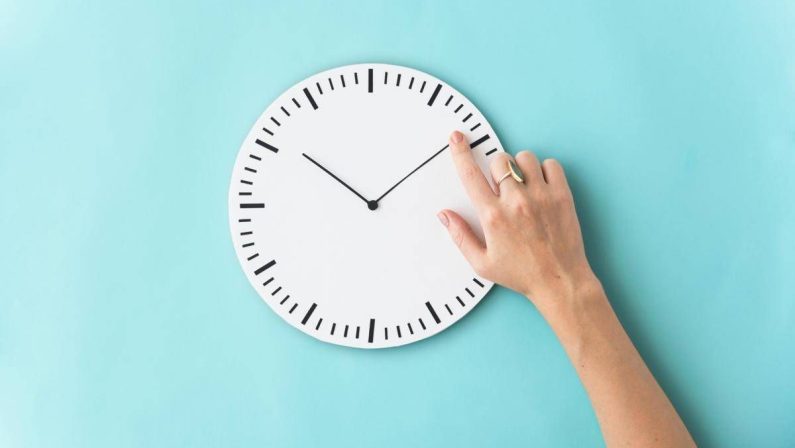 Ora solare tra sonnolenza, risvegli anticipati e irritabilità: i possibili effetti dello spostamento di lancette
