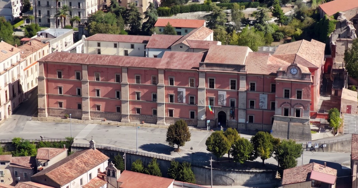 https://www.quotidianodelsud.it/wp-content/uploads/2026/10/palazzo-arnone.jpg