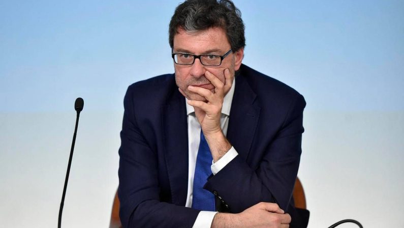 Consiglio dei ministri approva Documento programmatico di finanza pubblica. Giorgetti: “Scostamento 0,3% per difesa e 0,3% energia in 2027 e 2028”