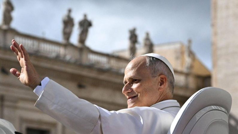 Papa Leone XIV in auto scoperta prima dell’udienza generale: “Grazie a tutti per il sostegno”