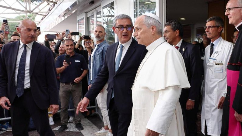 Papa, il chirurgo rassicura: “Pieno recupero in una decina di giorni, non ci sono motivi per rinviare il viaggio in America Latina”