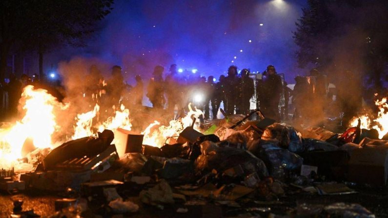 Francia, iniziano coprifuochi ‘parziali’ e ‘localizzati’: le misure per contrastare le violenze