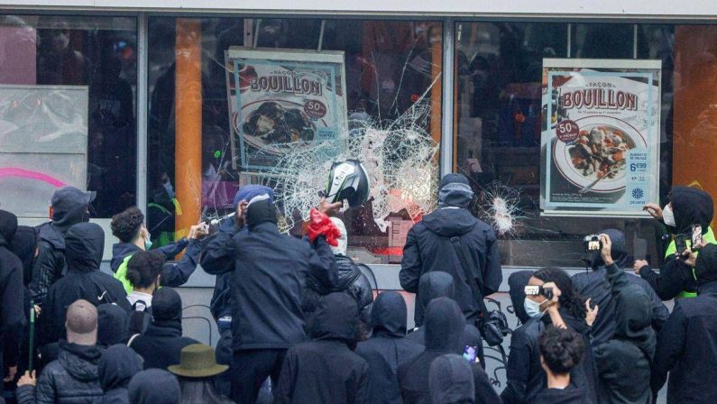 Francia, 855 fermi dopo disordini. Allarme da Parigi: “Non abbiamo risorse per contrastare i saccheggi”