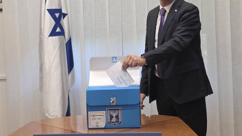 Elezioni Israele, ambasciatore in Italia Jonathan Peled: “Prevedo alta affluenza alle urne, probabile un testa a testa”