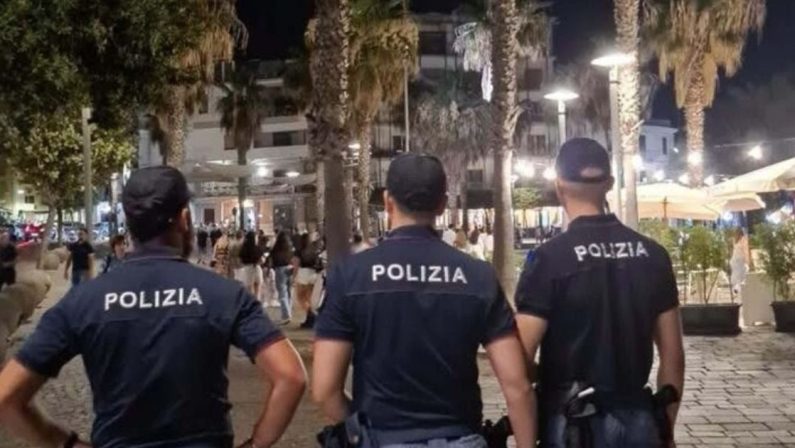 Sicurezza nelle discoteche, la Polizia interrompe una serata a Crotone
